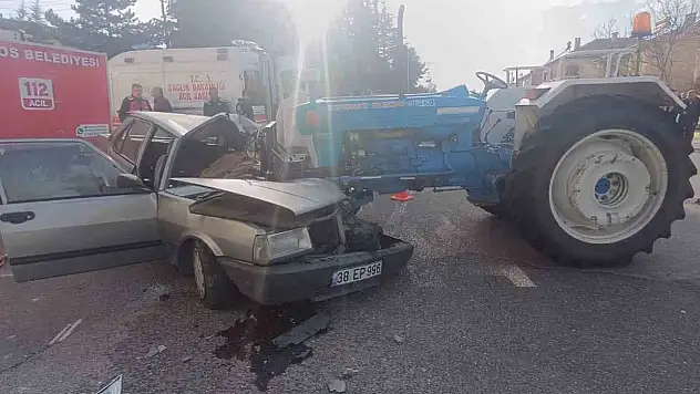 Traktör ile otomobil çarpıştı