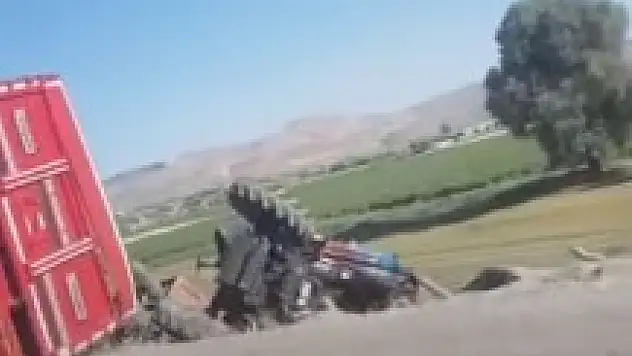 Traktör ile tır çarpıştı: 2 Yaralı!