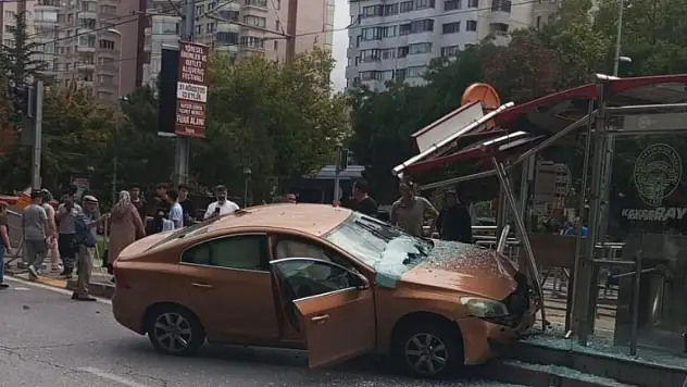 Tramvay beklerken ölümden döndüler