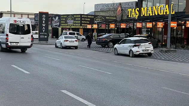 Tramvay, otomobiller ile çarpıştı!