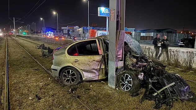 Tramvay yolunda kaza! Otomobil demir yığınına döndü
