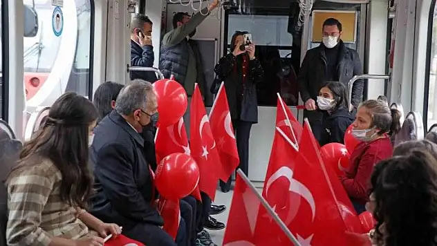 Tramvayda İstiklal Marşı okudular...