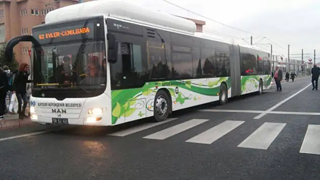 Tramvayın tellerine kamyon çarptı! 