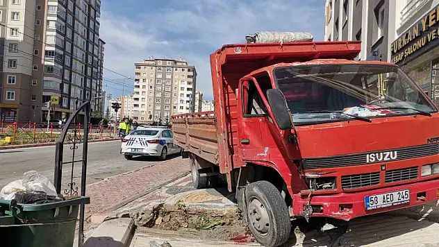 Tramvay ile çarpıştı!! 1 yaralı var...