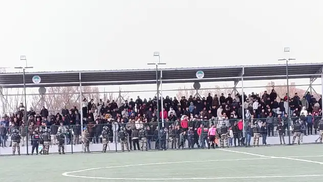 Tribünler yetmedi, taraftar kamyon ve traktöre çıktı!