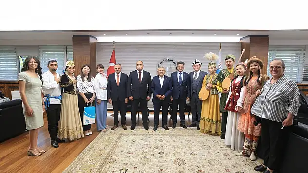 Türk dünyasından 'dombralı' ziyaret