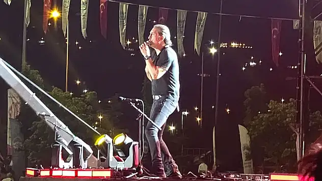 Türk rock müziğinin güçlü sesi Kıraç Kayseri'yi salladı!