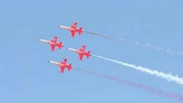 TÜRK YILDIZLARINDAN NEFES KESEN GÖSTERİ