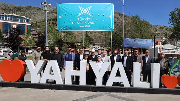 Türkiye'de tartışılan isim Kayseri'de sohbete katıldı, ilçeyi gezdi! Sohbet için 3 ilden ve ilçelerden ücretsiz servis kaldırıldı