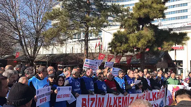 Türkiye Kamu-Sen üyelerinden bordro yakma eylemi