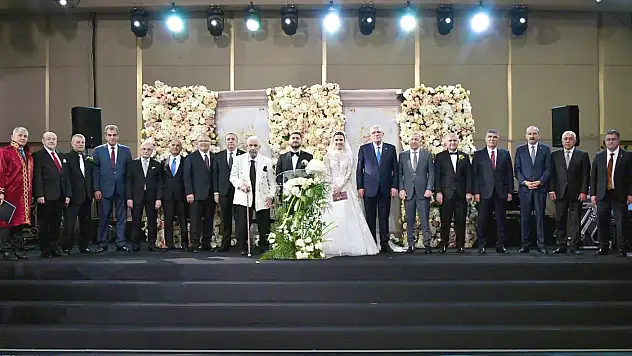 Türkiye'nin en ünlüleri muhteşem düğünde buluştu