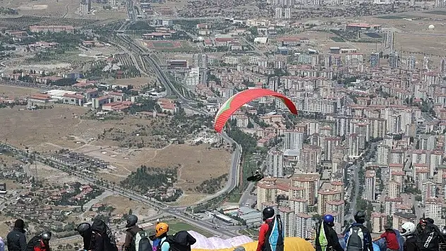 Türkiye Yamaç Paraşütü Mesafe Yarışması Başladı