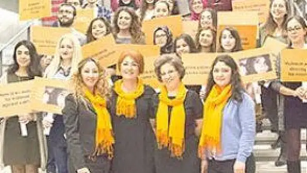 TURUNCU FULARLI KADINLAR, ŞİDDETE KARŞI TÜRKÜ SÖYLEDİ