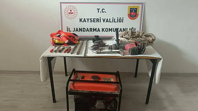 Uçurumun kenarında kazıyorlardı... Jandarma hayatlarını kurtardı