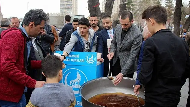 Ülkü Ocakları hoşaf ve yarım ekmekle Çanakkale şehitlerini andı