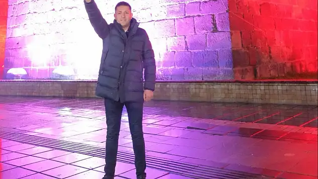 Ülkü Ocakları ikinci kez yaptı! Surlara astı