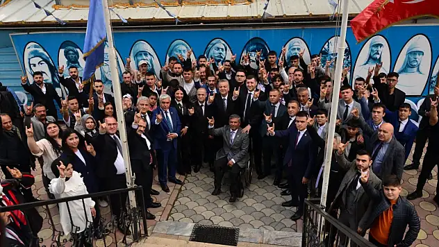 Ülkü Ocakları'nda miting gibi bayramlaşma
