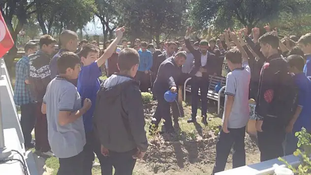Ülkücüler'den Şehitlik ziyareti