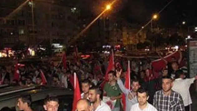 ÜLKÜCÜLER  ŞEHİTLER İÇİN YÜRÜDÜ 