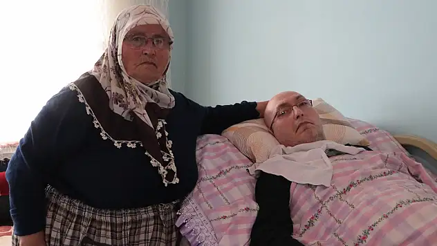 Ümmühan anne yatağa bağımlı oğluyla hayata tutunuyor