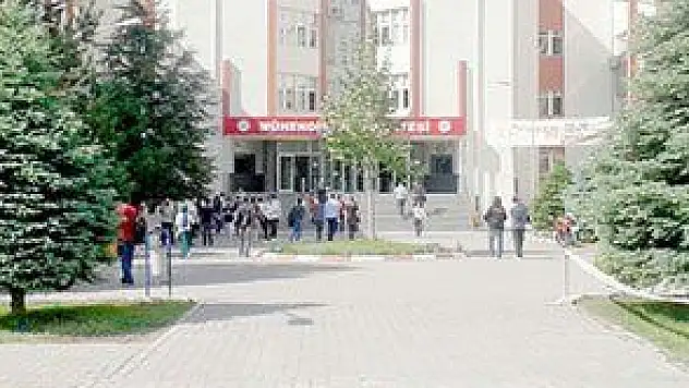 ÜNİVERSİTE KARIŞTI!