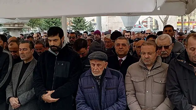 Ünlü sanatçının amcası son yolculuğuna uğurlandı!