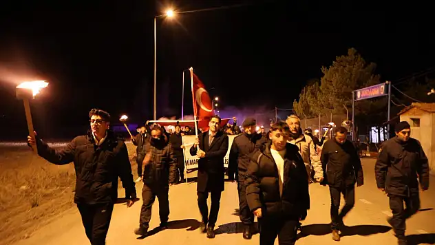 Unutulmaz gece: Gençler ve Kaymakam bakın neden yürüdü