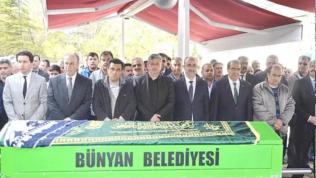 Uşak Valisi Demir'in ablası son yolculuğuna uğurlandı 