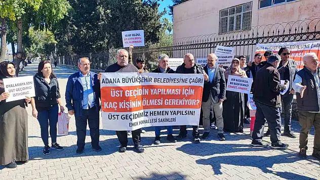 Seyhan'da üst geçit eylemi: Mahalleli tepkili