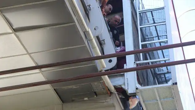 Üst geçitten atlamak isteyen kadını gördüler, telefonlara sarıldılar