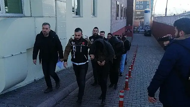 Uyuşturucu operasyonunda gözaltına alınan 8 kişi adliyeye sevk edildi
