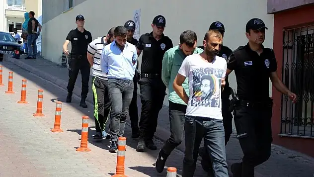 Uyuşturucu taciri adliyeye esrar markası o tişörtü ile gitti