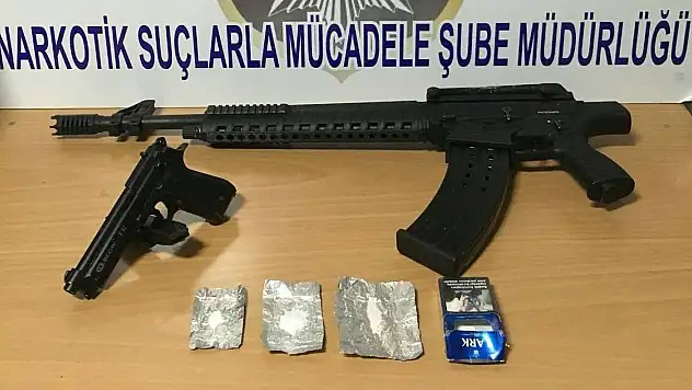 Tabanca ve tüfekle yakalandı