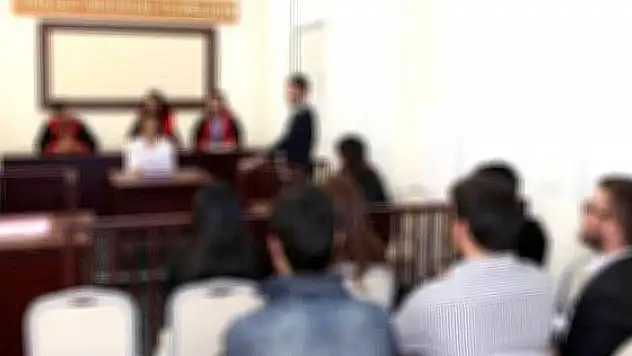 Karar sonrası iki grup arasında adliye koridorunda tartışma çıktı