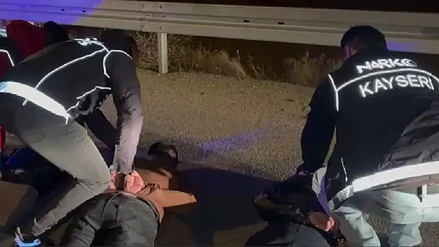 Uyuşturucu tacirleri kıskıvrak yakalandı