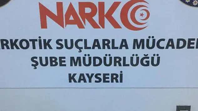 Uyuşturucu tacirleri tabancalarla yakalandı