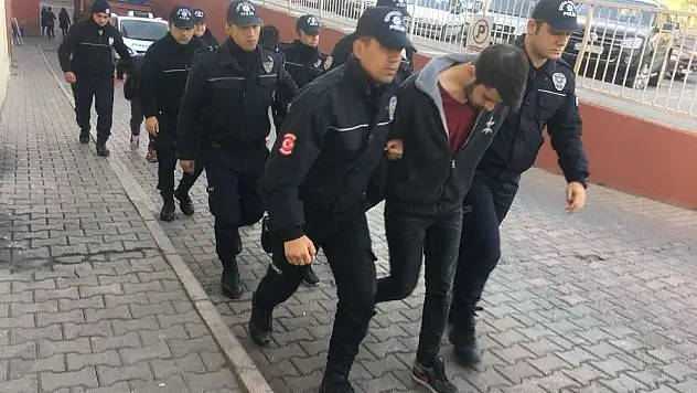 Uyuşturucu taciri  4 kişi hakim karşısında