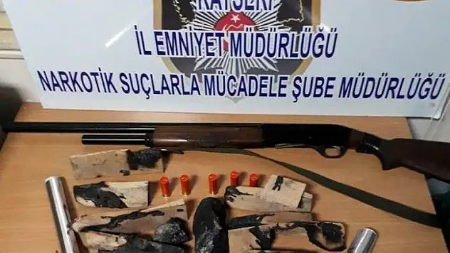 Uyuşturucuyu sobada yakarken yakalandılar