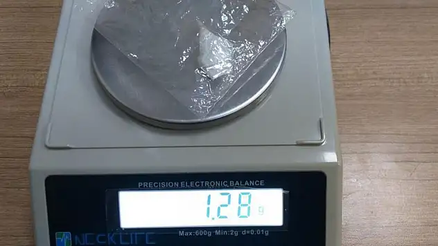 Uyuşturucuyu yere atıp kaçtı, ama...