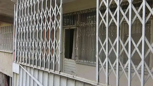 Balkondan atladı, polise yakalandı
