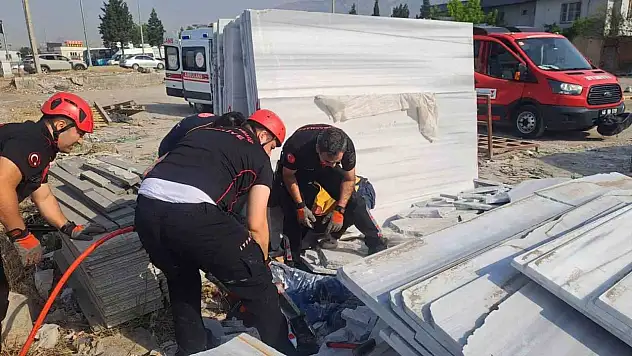 Üzerlerine mermer devrilen işçilerden biri hayatını kaybetti