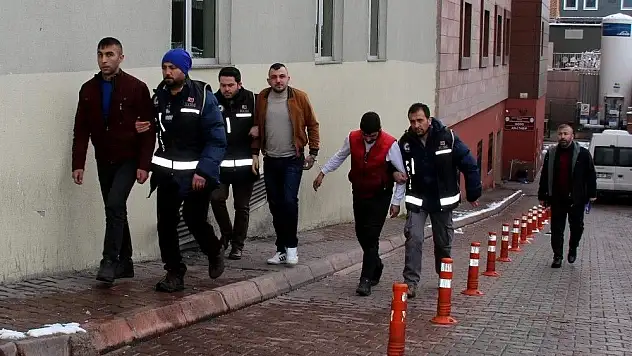 Uzi marka silah ele geçirilen operasyonda 3 kişi adliyeye sevk edildi
