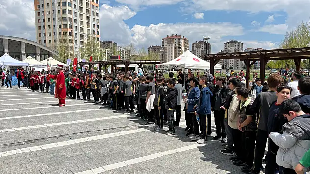 Vakıflar Bölge Müdürlüğü tarafından 1188 çocuk sevindirildi
