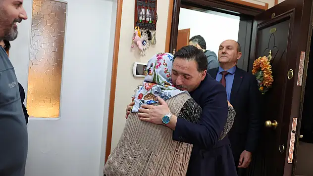 Vali Çiçek, bayramın ilk günü şehit ailelerini yalnız bırakmadı
