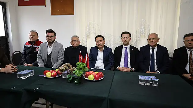 Vali Çiçek, don zararını yerinde inceledi