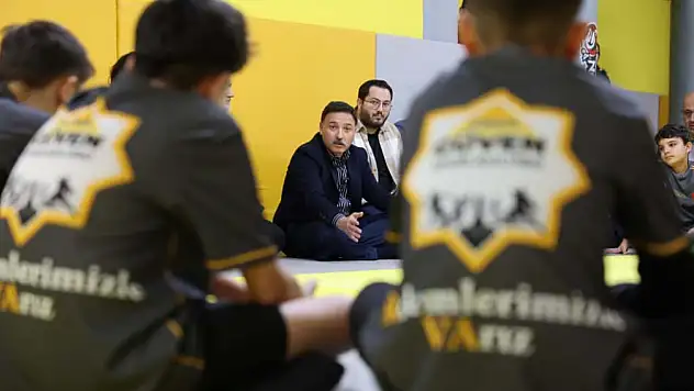Vali Çiçek genç yetenekleri yalnız bırakmıyor