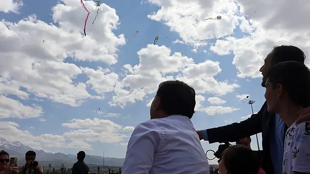 Vali Çiçek gökyüzüne uçurtma gönüllere umut uçurdu