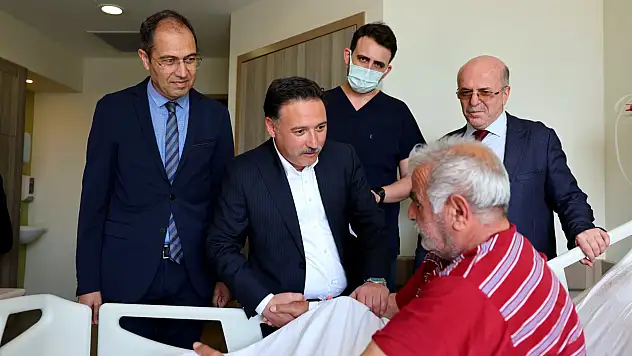 Vali Çiçek, Kayseri Şehir Hastanesi'nde hastaları ziyaret etti