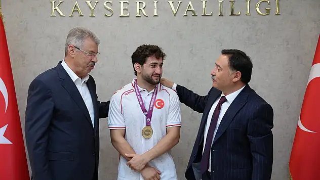 Vali Çiçek, milli sporcuyu makamında tebrik etti