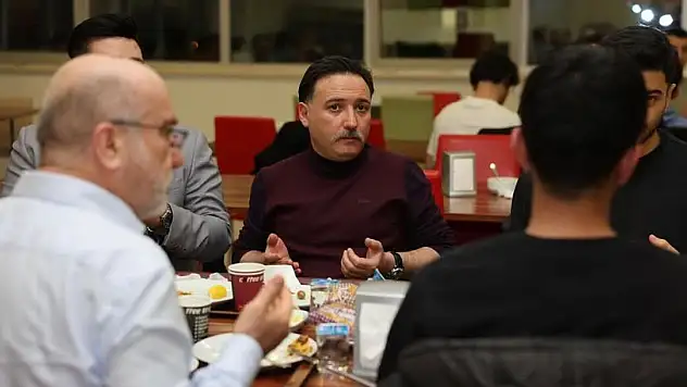 Vali Çiçek, öğrencilerle sahur sofrasında buluştu